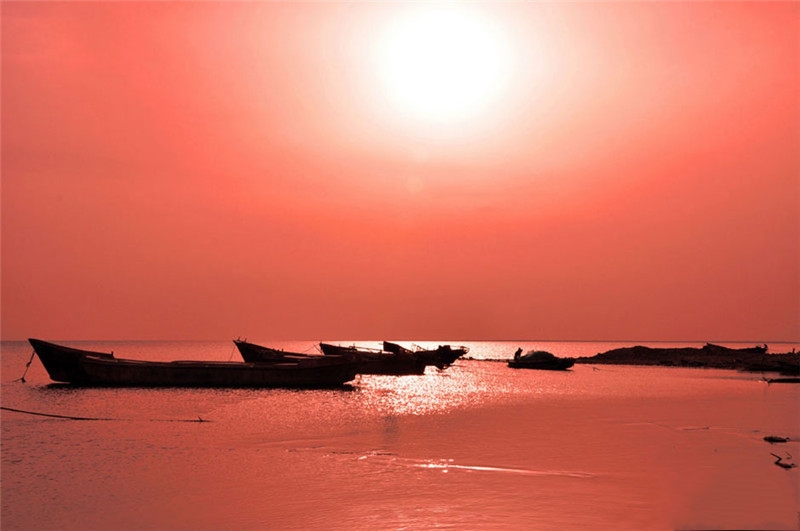 新疆和硕县金沙滩风景区“夕阳晚照”风光如画