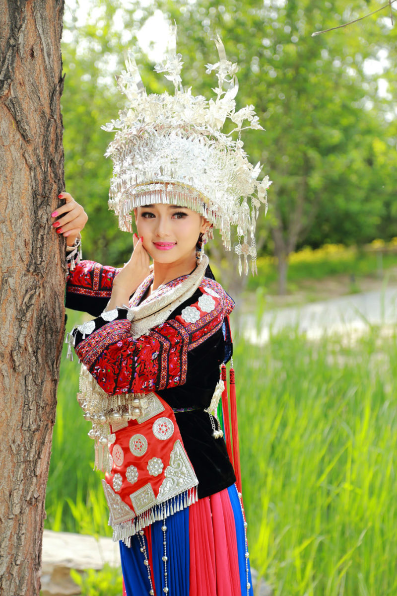 靓丽的土族姑娘民族服饰摄影艺术