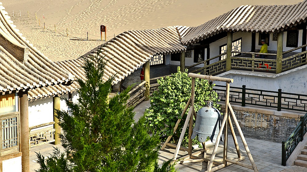 敦煌月牙泉美景图片，大气壮观摄影风景图片