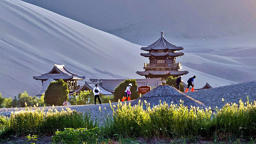 敦煌月牙泉美景图片，大气壮观摄影风景图片