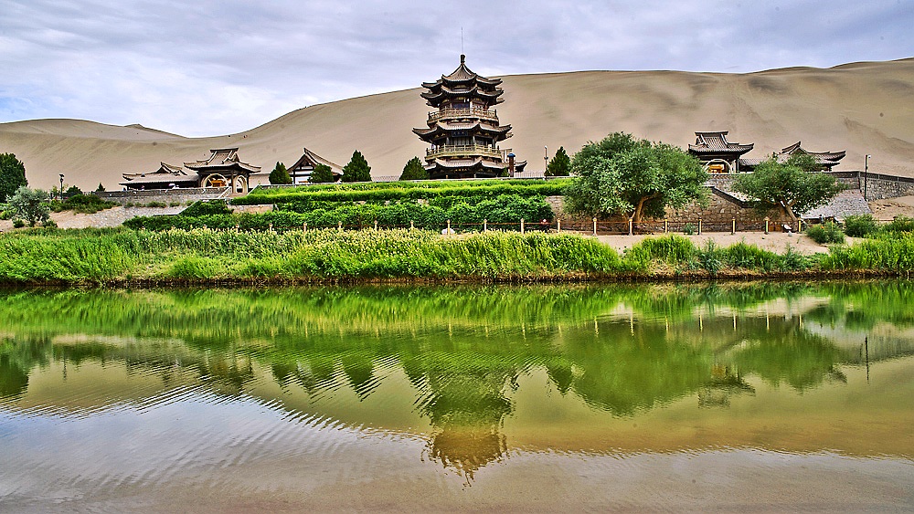 敦煌月牙泉美景图片，大气壮观摄影风景图片