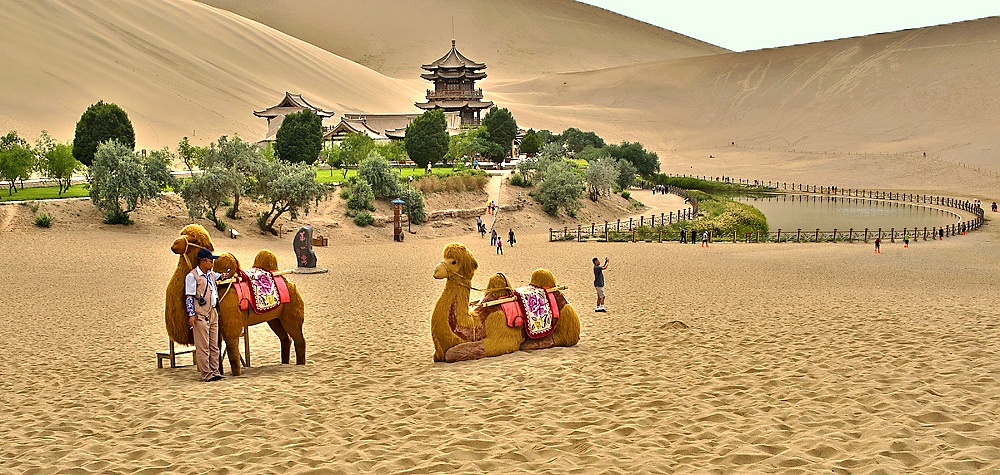 敦煌月牙泉美景图片，大气壮观摄影风景图片