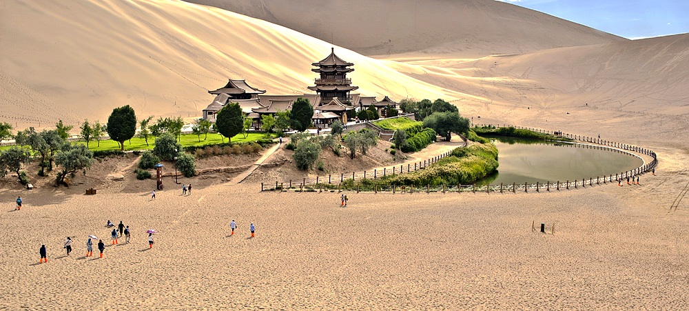敦煌月牙泉美景图片，大气壮观摄影风景图片