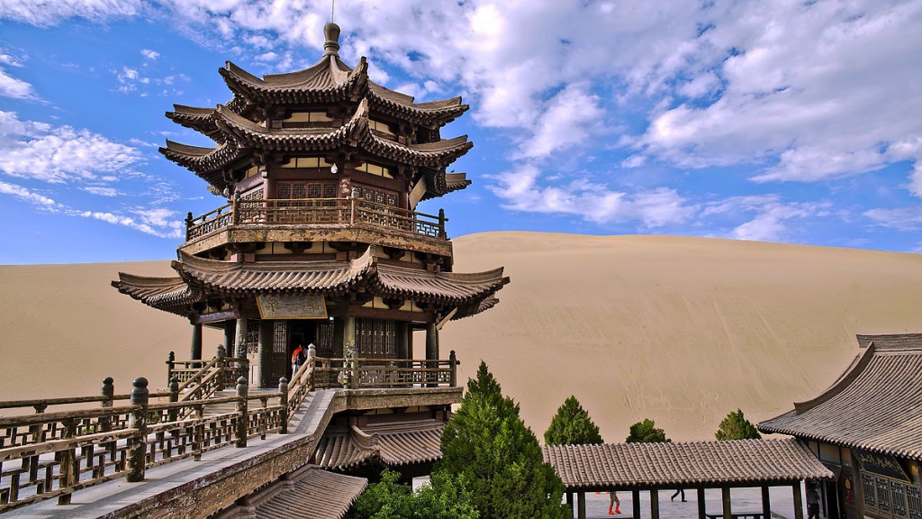 敦煌月牙泉美景图片，大气壮观摄影风景图片