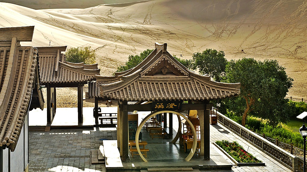 敦煌月牙泉美景图片，大气壮观摄影风景图片